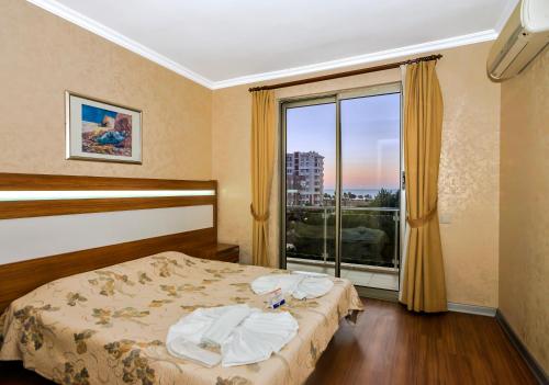Ένα ή περισσότερα κρεβάτια σε δωμάτιο στο Santa Marina Hotel