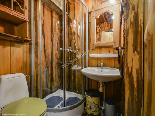 La petite salle de bains est pourvue de toilettes et d'un lavabo. dans l'établissement Zbójnickie izby, à Zakopane