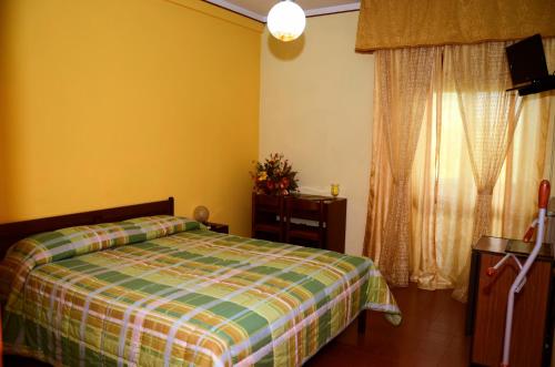 a bedroom with a bed and a window at Hotel Ristorante Il Pino in Chiusi