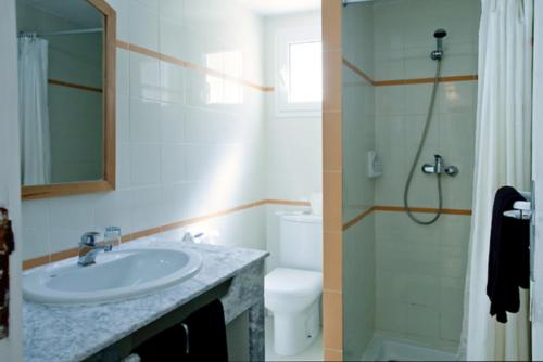een badkamer met een wastafel, een douche en een toilet bij Samira Club Family and couples only in Hammamet
