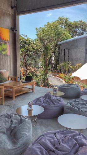 Χώρος καθιστικού στο Roost Glamping - SHA Certified