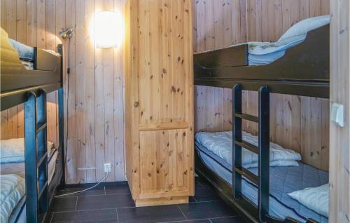 ヘムセダールにあるBeautiful Apartment In Hemsedal With House A Mountain Viewの木造キャビン内の二段ベッド2台が備わる客室です。