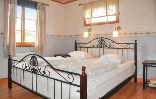 1 dormitorio con 1 cama grande con sábanas blancas en 2 Bedroom Stunning Home In Gunnarskog en Gunnarskog
