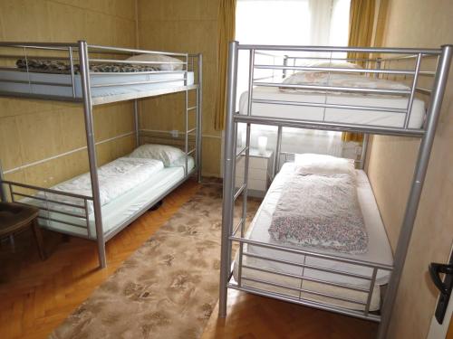 2 łóżka piętrowe w pokoju z oknem w obiekcie Holiday House Radvanice w mieście Radvanice