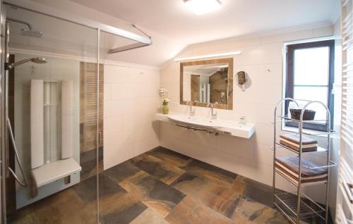 ラウリスにある2 Bedroom Beautiful Apartment In Raurisのバスルーム(洗面台、ガラス張りのシャワー付)