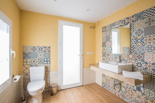 A bathroom at Holi-Rent La Casa del Limonero