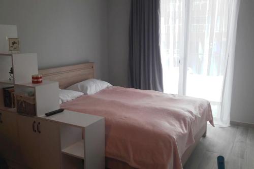 古多里Loft I, Studio N 108的一间卧室，里面有一张床和一扇大窗户。