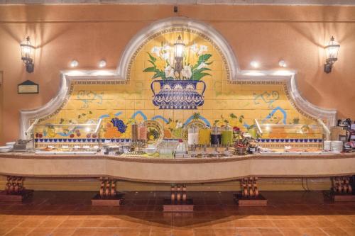 Un restaurante con una pared amarilla con un bar. en Holiday Inn Express Silao-Aeropuerto Bajio by IHG, en Silao