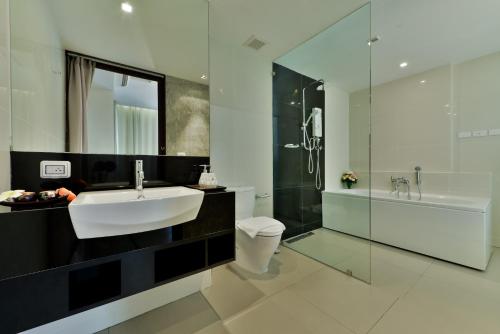 e bagno con lavandino, servizi igienici e doccia. di Civic Horizon Hotel & Residence a Bangkok