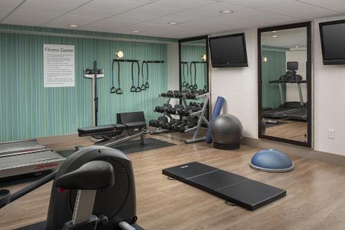 Pusat kecergasan dan/atau kemudahan kecergasan di Holiday Inn Express Boston - Saugus by IHG
