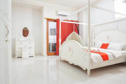 Un pat sau paturi într-o cameră la RedDoorz near Kemang Square