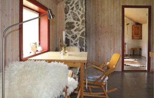 een kamer met een bureau met een lamp en stoelen bij Awesome Home In Borgund With Kitchenette in Borgund