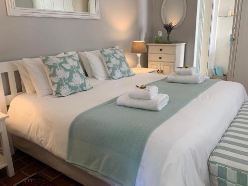 Кровать или кровати в номере Acorn cottage