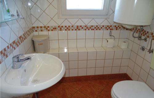 Ванна кімната в 4 Bedroom Lovely Home In Kostel