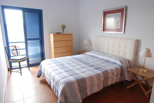 sypialnia z łóżkiem, krzesłem i oknem w obiekcie Nice apartment in San José w mieście San José