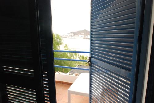 drzwi na balkon z widokiem na wodę w obiekcie Nice apartment in San José w mieście San José
