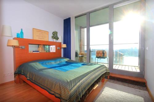 um quarto com uma cama e uma grande janela em Luxury space at the best address in Bratislava em Bratislava