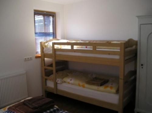 サン・カンディドにあるAppartamenti Milliの二段ベッド2組が備わる客室です。