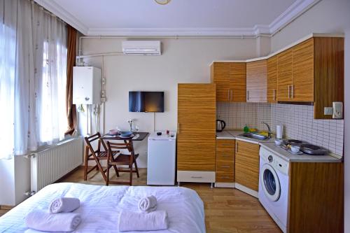 una camera da letto con un letto e una cucina con un tavolo di Sunshine Taksim Suite a Istanbul