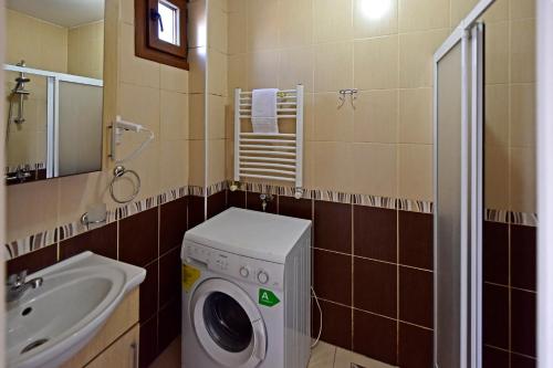 un bagno con lavatrice e lavandino di Sunshine Taksim Suite a Istanbul