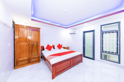 Un pat sau paturi într-o cameră la Q3 Viet An Hotel Nha Trang