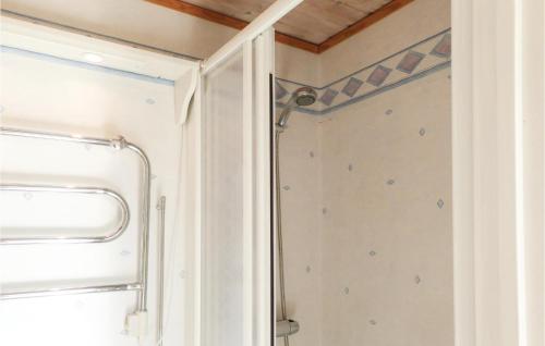 um chuveiro na casa de banho com uma janela em Lovely Home In Trosa With Wifi em Trosa