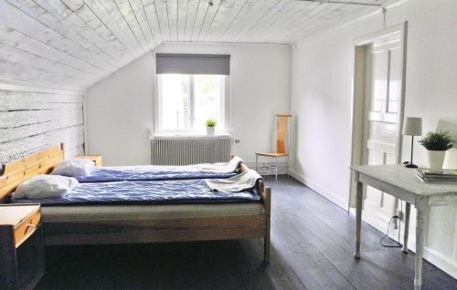 Säng eller sängar i ett rum på 4 Bedroom Gorgeous Home In Vetlanda