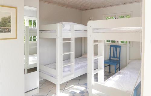 Våningssäng eller våningssängar i ett rum på Amazing Home In Trosa With 1 Bedrooms And Wifi