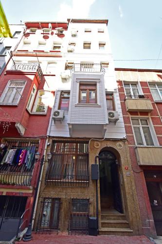 Un alto edificio bianco con una porta davanti di Sunshine Taksim Suite a Istanbul