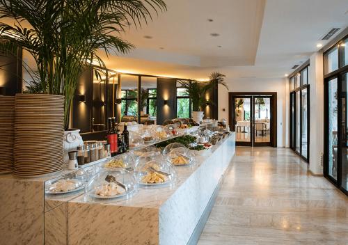 una fila di buffet in un hotel con piatti di cibo di Hotel Karia Princess a Bodrum City