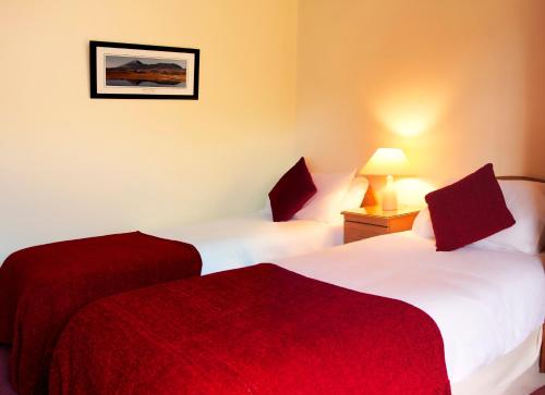 A bed or beds in a room at Broadlands B&B
