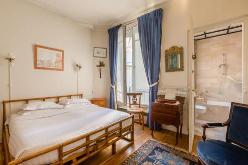 - une chambre avec un lit, une baignoire et une douche dans l'établissement Veeve - Light by Les Halles, à Paris