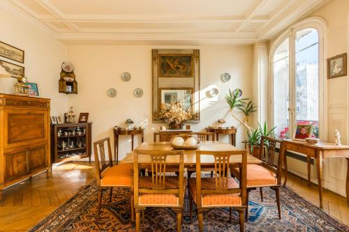 une salle à manger avec une table et des chaises dans l'établissement Veeve - Light by Les Halles, à Paris