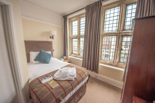 Un pat sau paturi într-o cameră la Norfolk Arms Hotel