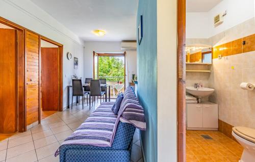 - une longue rangée de chaises bleues dans la salle de bains dans l'établissement Apartment Lorencin Milka, à Medulin