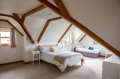 Un dormitorio con una cama en un ático en The Old Forge B&B, en Sark