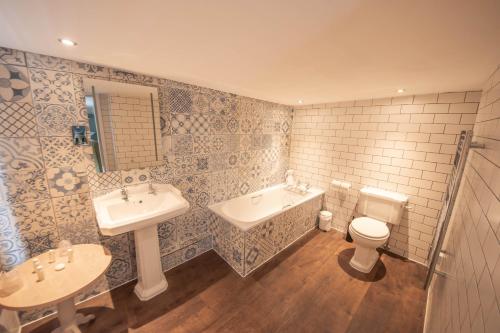 A bathroom at Norfolk Arms Hotel