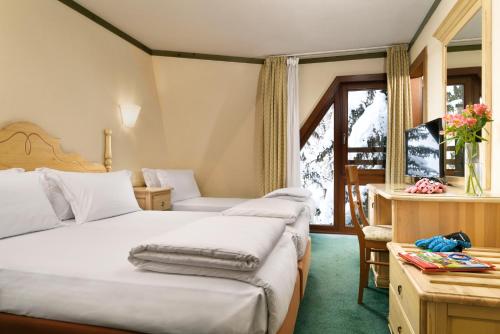 a hotel room with two beds and a window at TH Pila in Pila