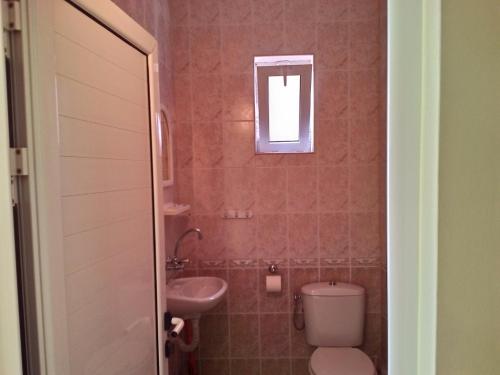 een kleine badkamer met een toilet en een wastafel bij Guest House Diamant in Sozopol