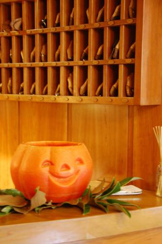 an orange vase sitting on a wooden shelf at Hotel Roya in Espot