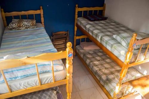 En eller flere senge i et værelse på Paradise Hostel Ilha Grande