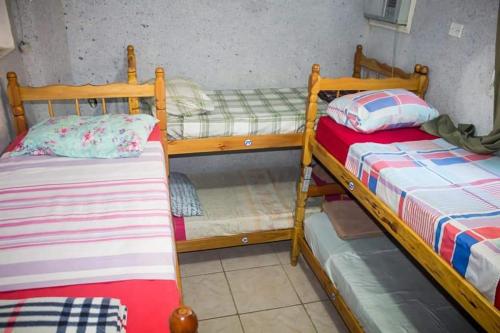 En eller flere køjesenge i et værelse på Paradise Hostel Ilha Grande