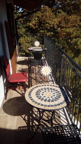 a patio with a table and chairs on a balcony at La maison de Martine in Bolognano