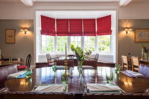 A restaurant or other place to eat at Knockomie Hotel 