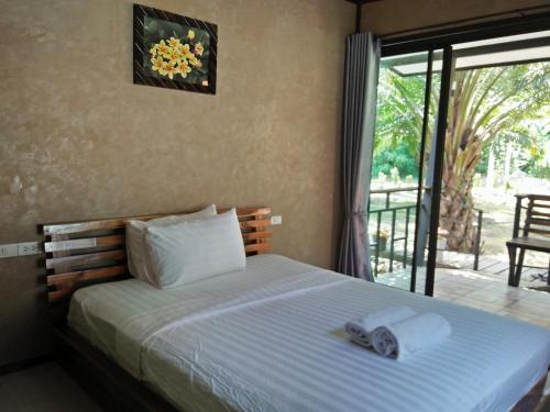 En eller flere senge i et værelse på Khao Sok Residence Resort