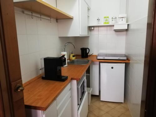 a small kitchen with a sink and a microwave at Appartamento Silvana in Grosseto