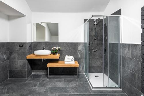 uma casa de banho com um chuveiro e um lavatório. em Rivoli Hotel em Rivoli