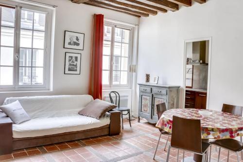un salon avec un canapé et une table dans l'établissement Unit 007 Marais Pompidou (michel le comte), à Paris