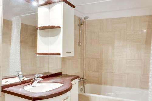 une salle de bain avec un lavabo et une baignoire dans l'établissement Unit 007 Marais Pompidou (michel le comte), à Paris