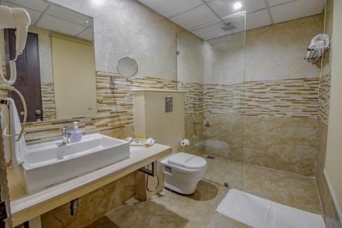 A bathroom at Snow Valley Resorts Shimla